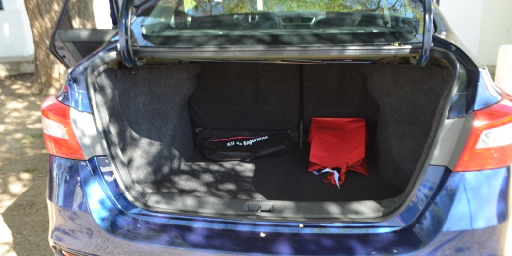 Nissan sentra interior 6