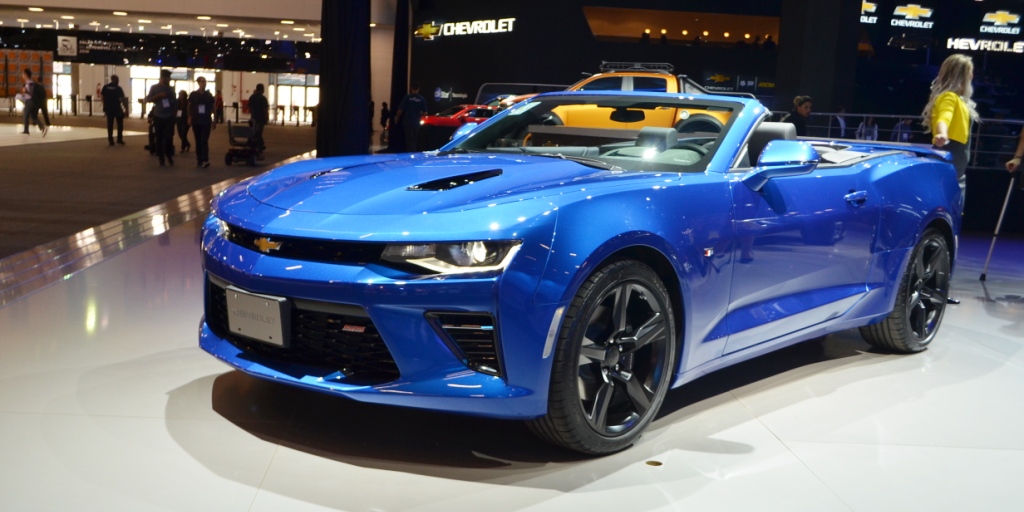 Chevrolet Camaro descapotable, se lució en el Salón y podría llegar a la Argentina
