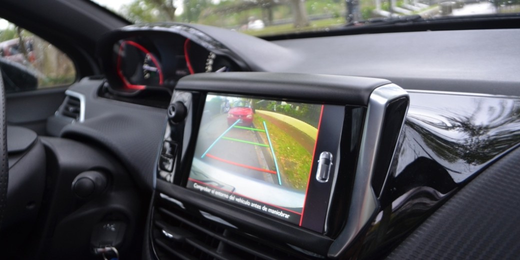 Peugeot 208 interior 2
