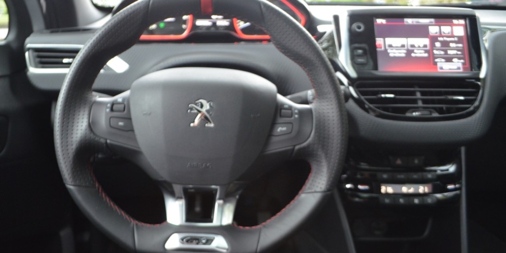 Peugeot 208 interior 4