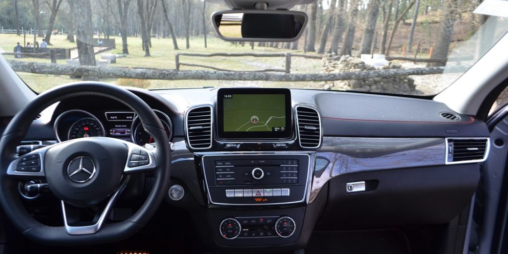 Mercedes Benz GLA 400 interior