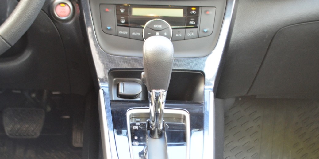 Nissan Sentra interior 3