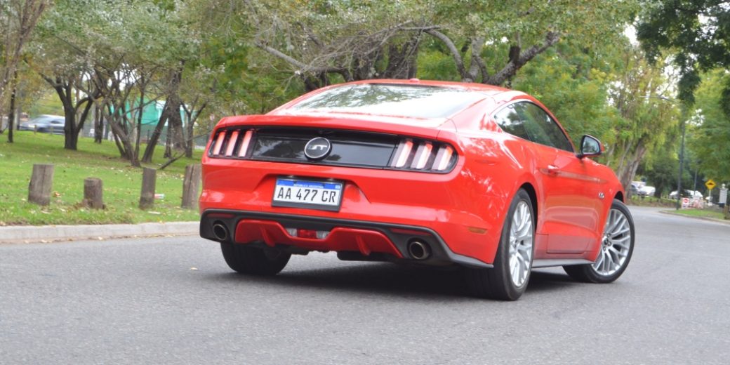 Ford Mustang dinamica atras