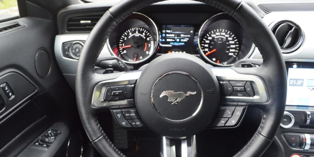 Ford Mustang interior volante