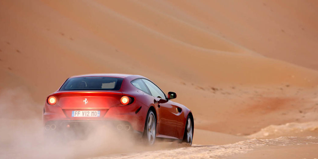 Ferrari SUV atras