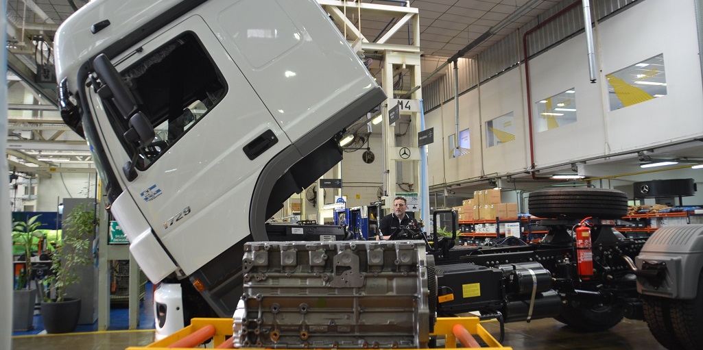 Mercedes Benz Camiones ya fabricó más de 4000 piezas Reman